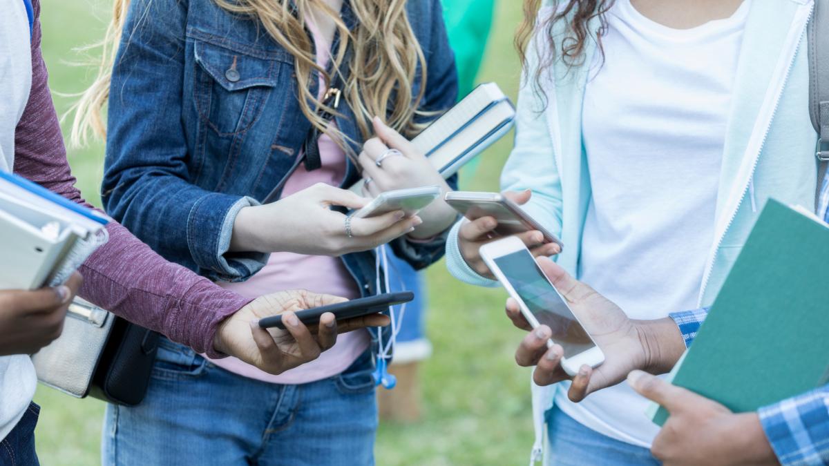 Canberra Ridică Semnalul de Alarmă: Protejarea Minorilor pe Platformele Online Devine un Imperativ European Odată cu implementarea primelor restricții la nivel mondial privind accesul minorilor sub 16 ani la rețelele sociale, Australia lansează un avertisment clar către Europa