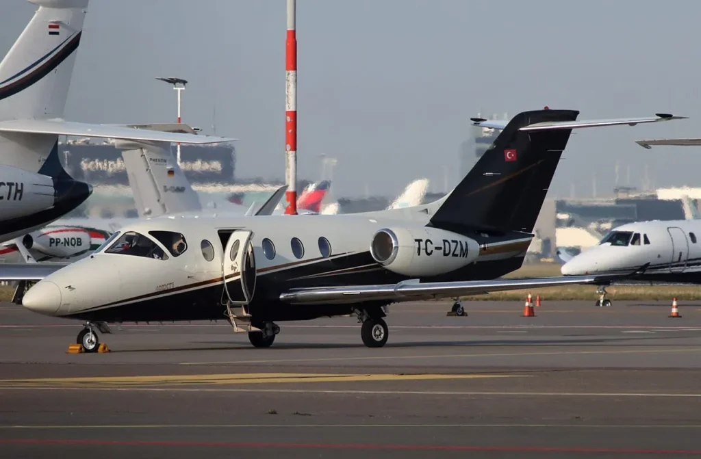 Lumina Sfântă a Învierii a ajuns în România, adusă de un avion special