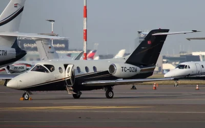 Lumina Sfântă a Învierii a ajuns în România, adusă de un avion special