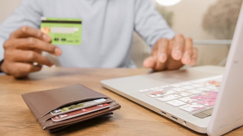 Ai observat și tu că serviciile financiare digitale evoluează rapid și că modul în care îți gestionezi banii se schimbă? Tot mai mulți oameni lucrează internațional, călătoresc sau fac cumpărături online din alte țări, iar accesul la servicii financiare rapide și eficiente este acum o necesitate