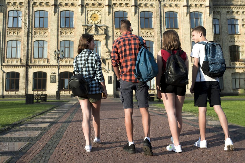 Mii de studenți din România, loviți de scandalul burselor UK: Ce sume sunt cerute înapoi