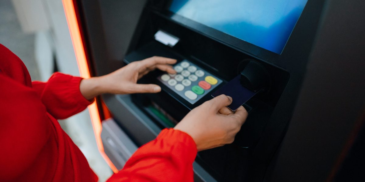 Blocaj la bancă: românii nu își mai pot scoate banii de la ATM-uri în București
