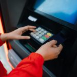 Blocaj la bancă: românii nu își mai pot scoate banii de la ATM-uri în București