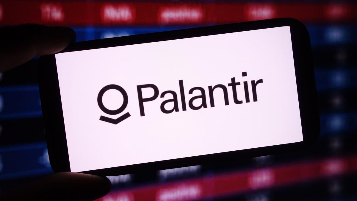 Bani EU de la 100+ bănci, pentru controversata firmă de tehnologie Palantir