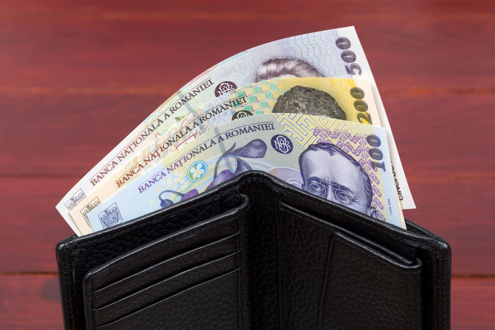 Economistul-șef al BRD, Florian Libocor, recomanda românilor să adopte reguli simple pentru a naviga mai bine într-o economie fragilă, de la resurse financiare până la mentalitate