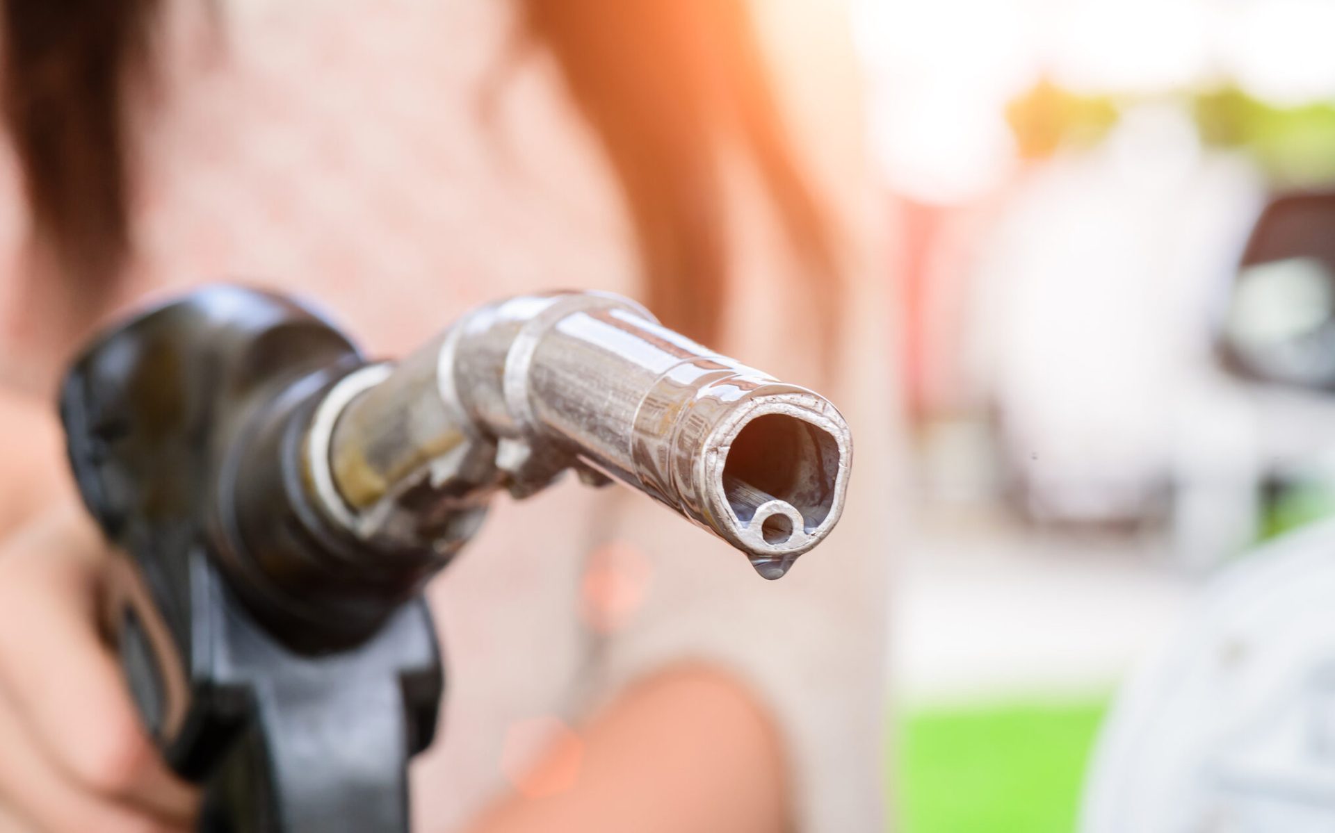 Prețurile la carburanți, pe un trend ascendent: Ministrul Energiei explică motivele Prețurile la petrol și, implicit, la carburanți continuă să crească, alimentând îngrijorarea șoferilor și a economiștilor