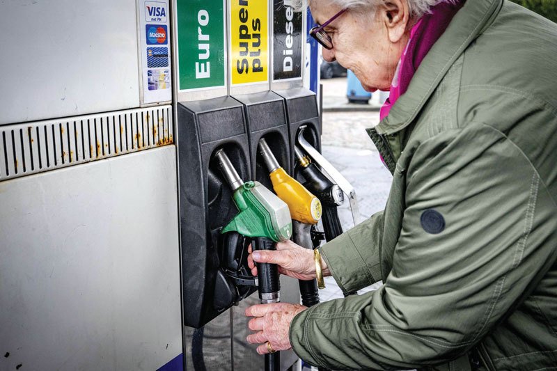 Proteste FURIOASE în Irlanda: Poliția le declară ILEGALE