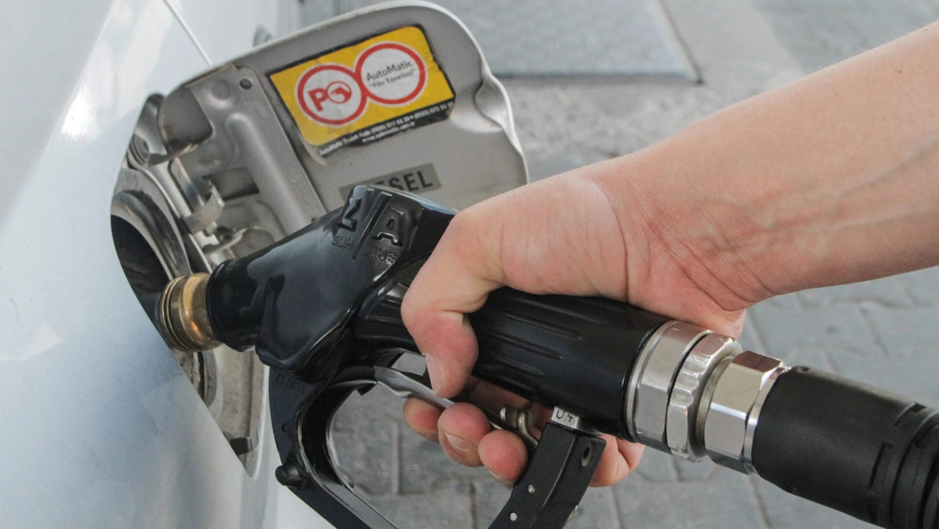Prețuri carburanți: scăderi ușoare pe 8 aprilie 2026. Unde alimentezi mai ieftin?
