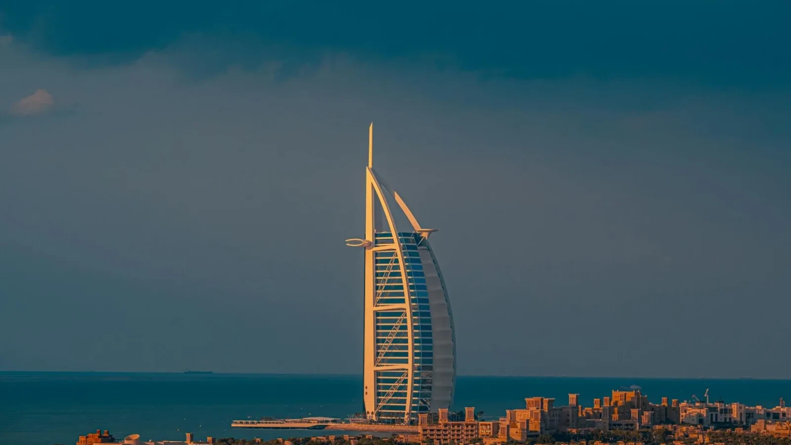 Burj Al Arab, hotelul de 7 stele din Dubai, se închide. Decizie șoc
