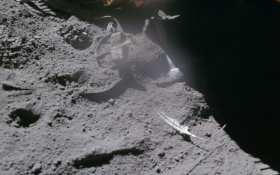 O pană de șoim și un ciocan, lăsate să cadă de un astronaut pe Lună: o demonstrație spectaculoasă a legilor gravitației În timpul misiunii Apollo 15 din 1971, astronautul David Scott a realizat un experiment memorabil pe suprafața lunară