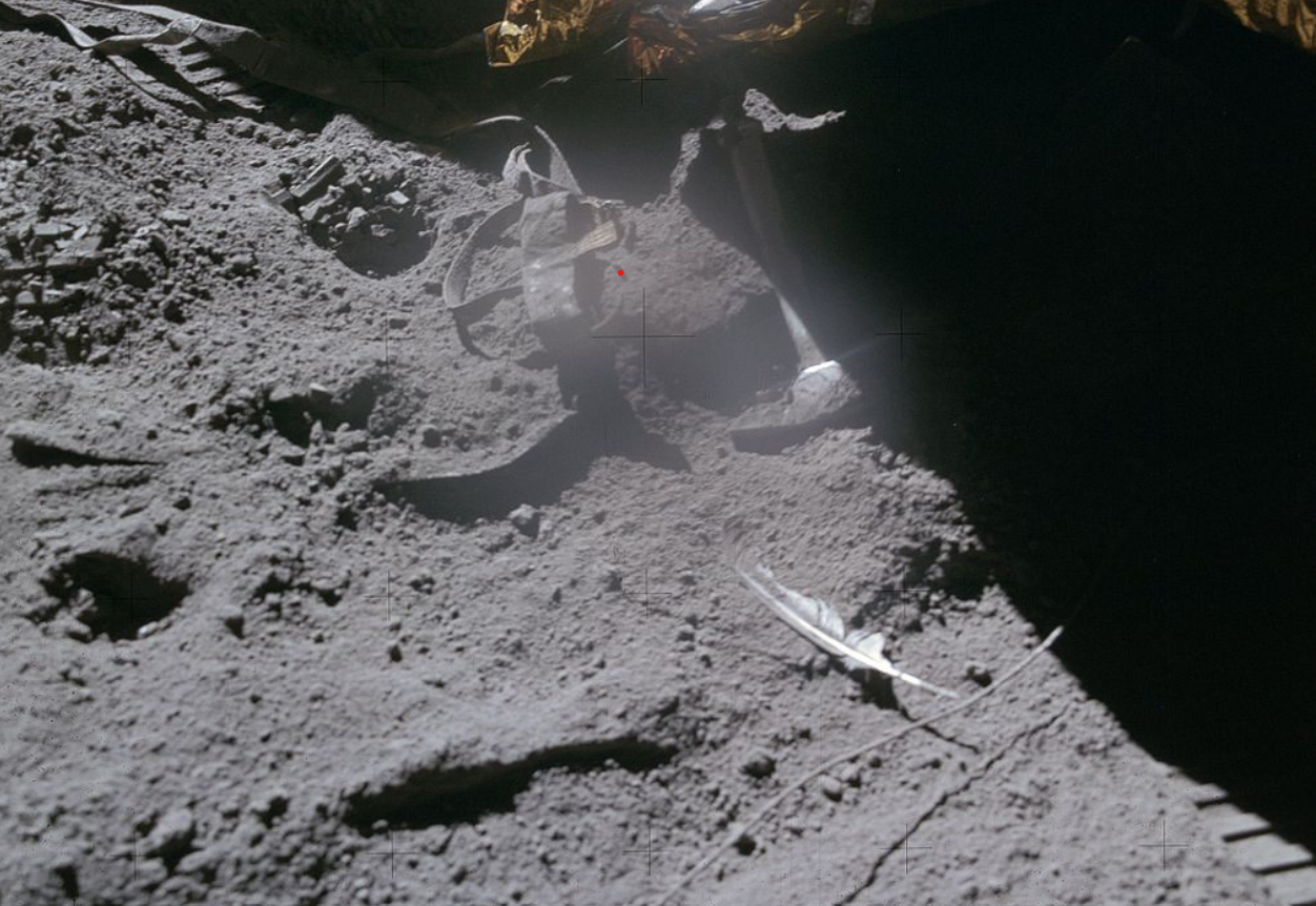 O „pană” de șoim pe LUNĂ? NASA, pusă în fața unei imagini misterioase