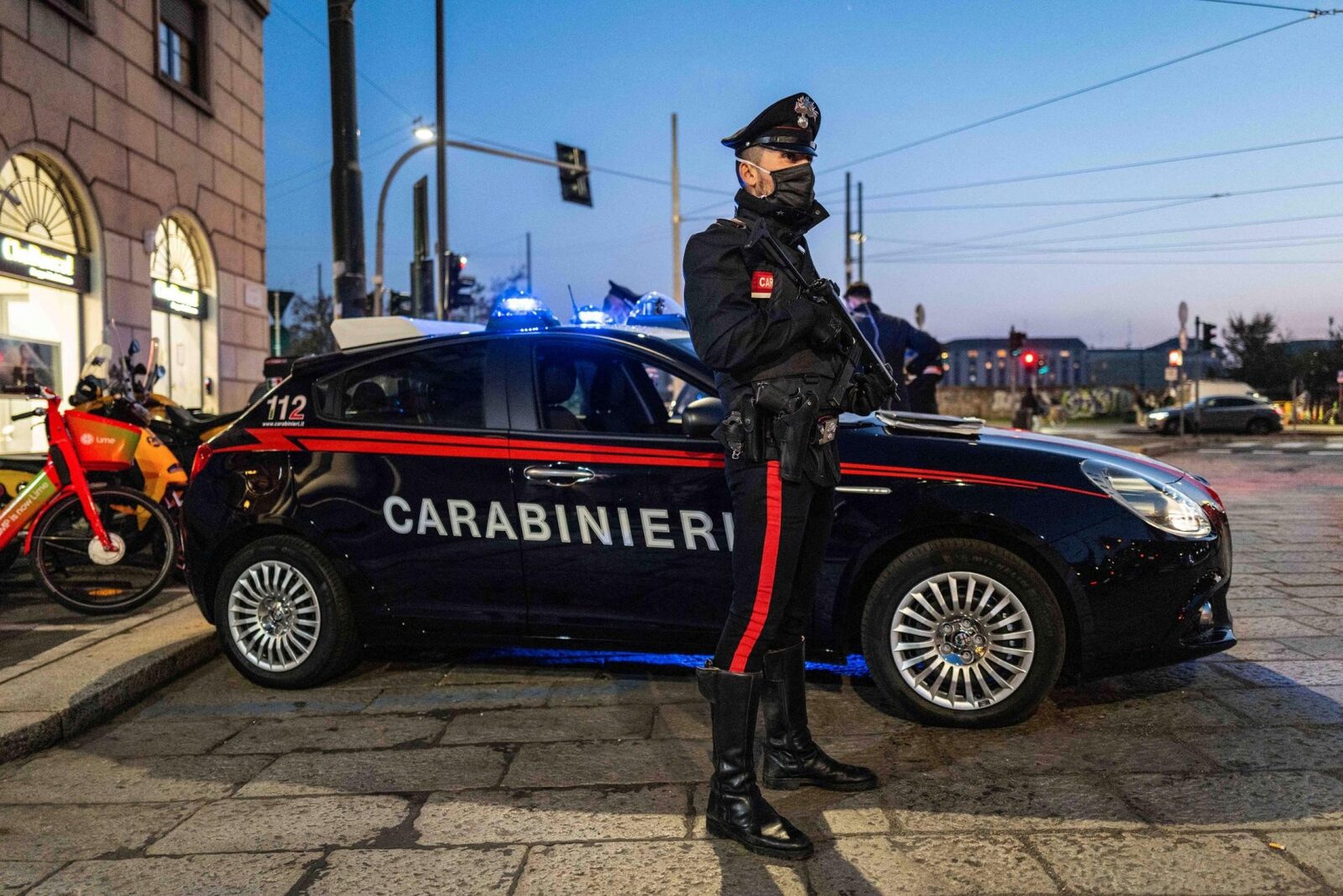 Jaf armat în Italia: Zeci de Oameni, Ostatici. Trupele Speciale, pe Drum