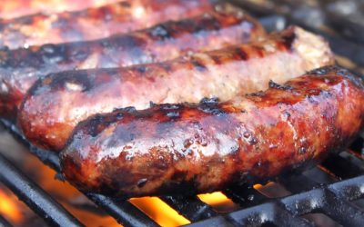 Cârnații pot fi mai suculenți și evitarea plesnirii depinde de modul în care se gătesc Un obicei frecvent în prepararea cârnaților poate avea un impact semnificativ asupra texturii și gustului acestora