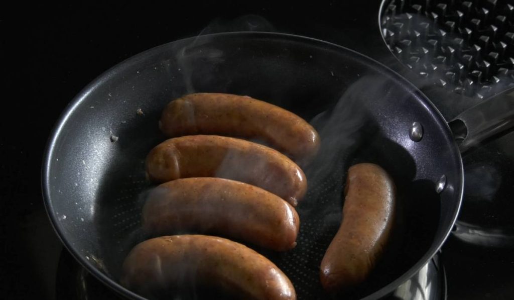 Varză călită cu Cârnați Durdulii, un preparat care cucerește gusturile familiei Varza călită cu cârnați Durdulii de la Matache Măcelaru’ reprezintă o alegere rapidă și gustoasă pentru masa de zi cu zi