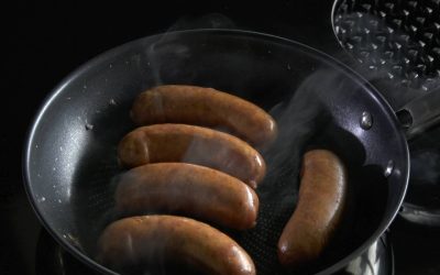 Varză călită cu Cârnați Durdulii, un preparat care cucerește gusturile familiei Varza călită cu cârnați Durdulii de la Matache Măcelaru’ reprezintă o alegere rapidă și gustoasă pentru masa de zi cu zi