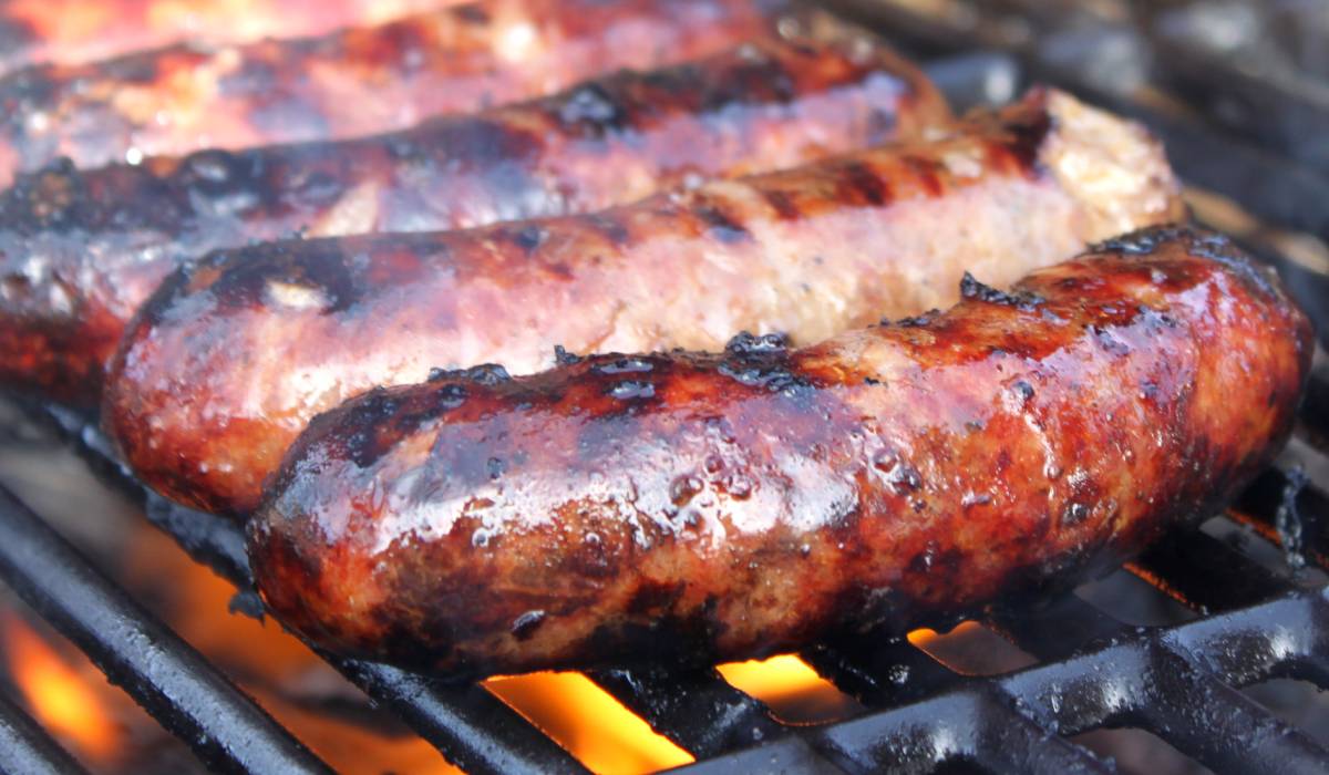 Cârnații pot fi mai suculenți și evitarea plesnirii depinde de modul în care se gătesc Un obicei frecvent în prepararea cârnaților poate avea un impact semnificativ asupra texturii și gustului acestora