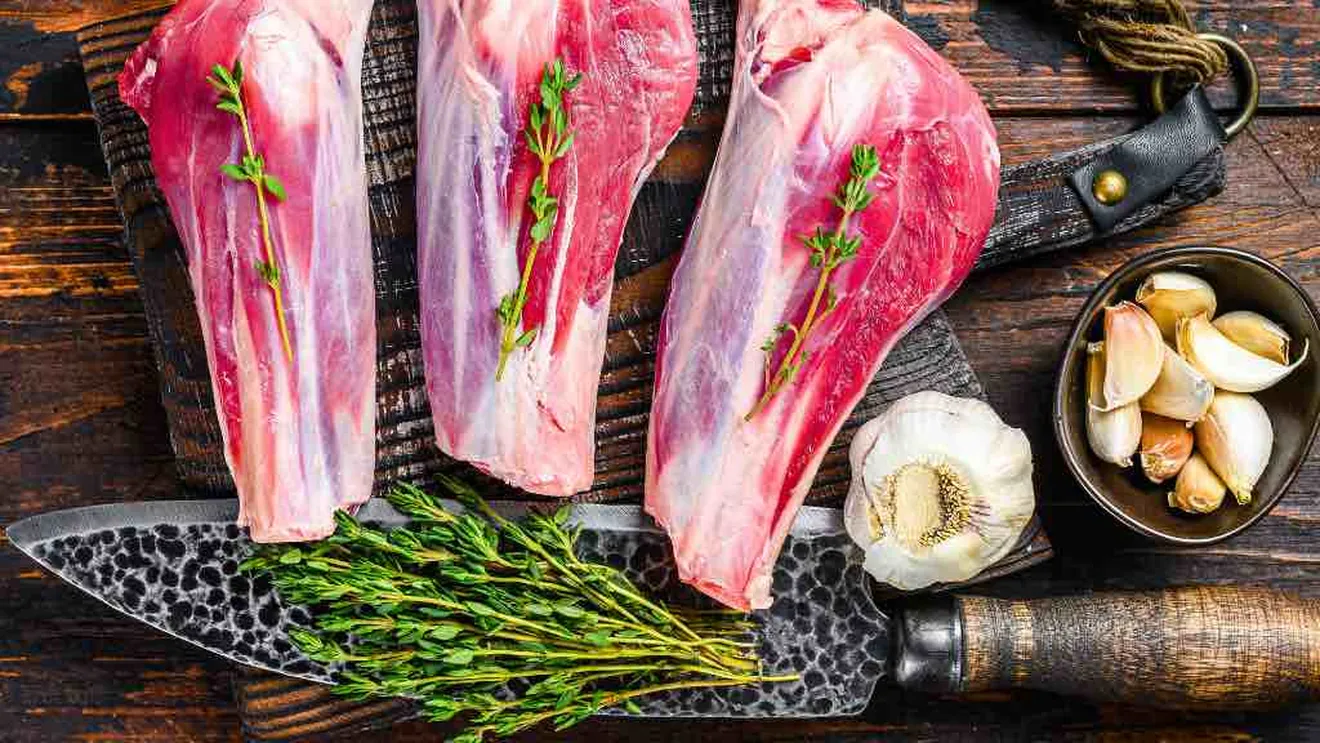 Alternativa sănătoasă de Paște: iedul, preferat de tot mai mulți români Mielul rămâne vedeta tradiției pascale în România, însă acum tot mai mulți consumatori caută opțiuni mai sănătoase