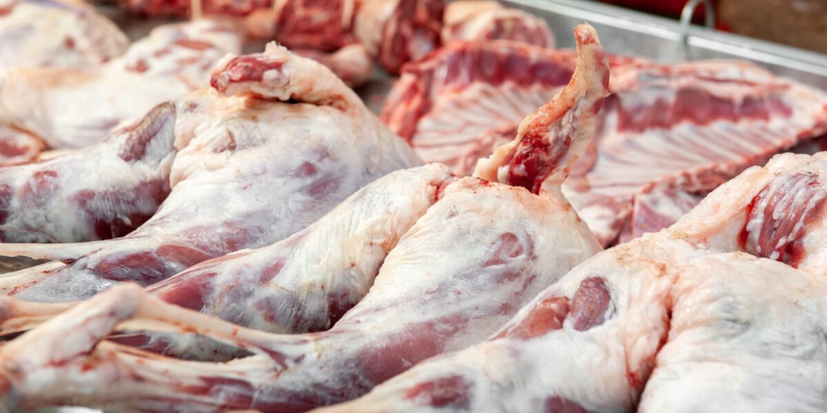 Carnea de miel de Paște: prețuri record în România. Cum se adaptează românii