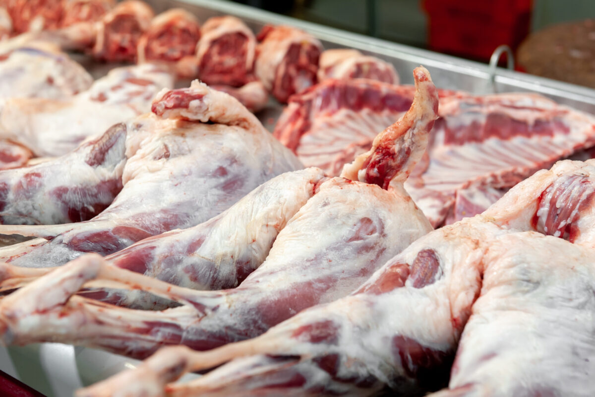 Carnea de miel, o tradiție de Paște tot mai costisitoare pentru români Prețurile cărnii de miel pentru sărbătorile pascale din 2026 sunt preconizate să înregistreze o creștere semnificativă, punând la încercare bugetele românilor