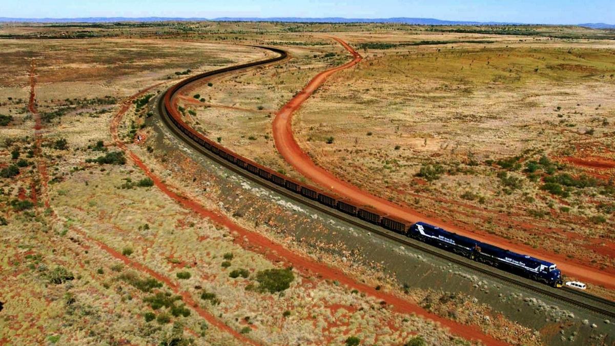 Record mondial: Un tren colosal, cu 682 de vagoane, stabilește noua performanță!