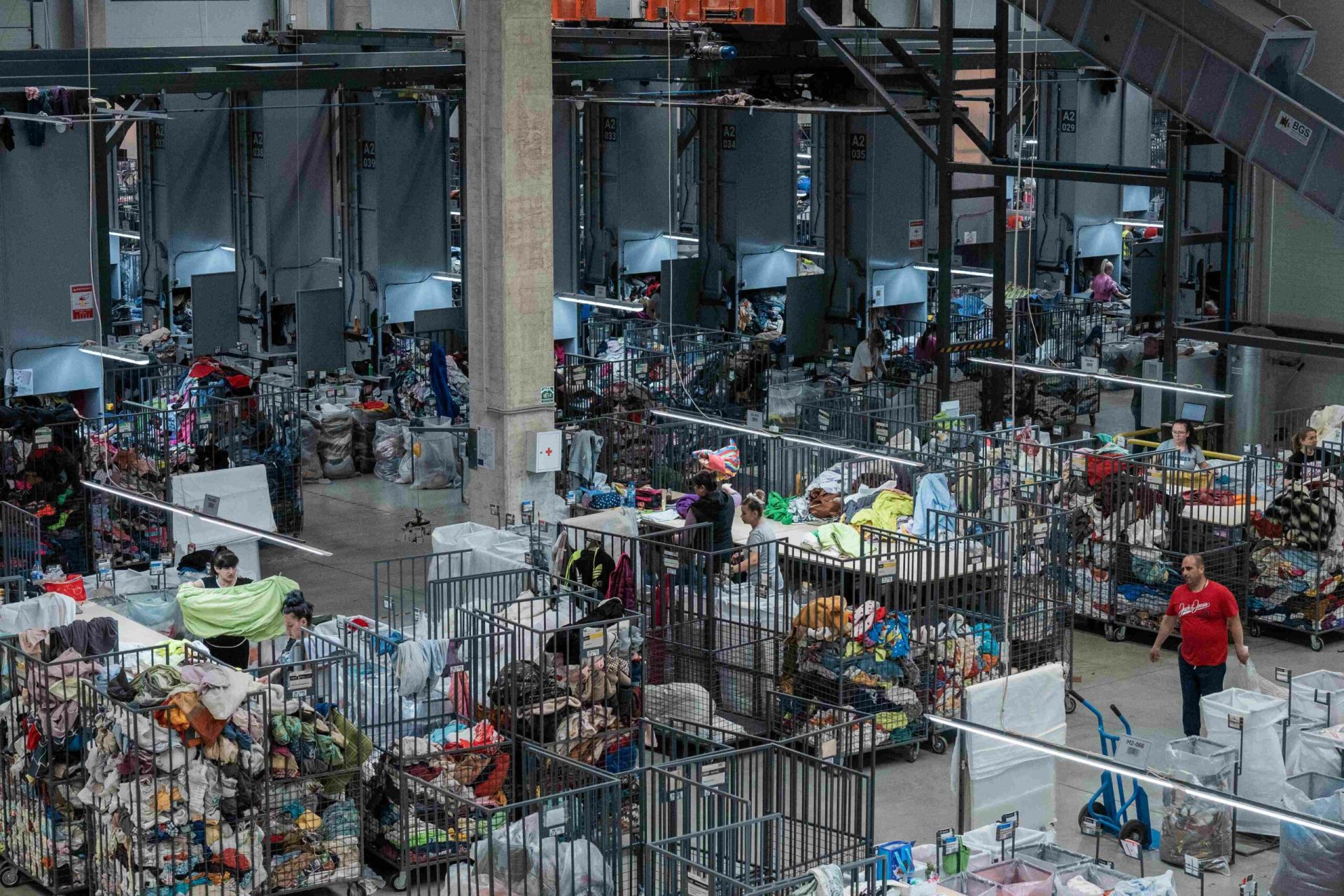 Ministerul Mediului propune reguli mai dure pentru importul de textile reutilizabile, stârnind controverse în sector O ordonanță de urgență inițiată de Ministerul Mediului, în colaborare cu Ministerul Economiei, ar putea revoluționa importurile de produse reutilizabile, inclusiv textile