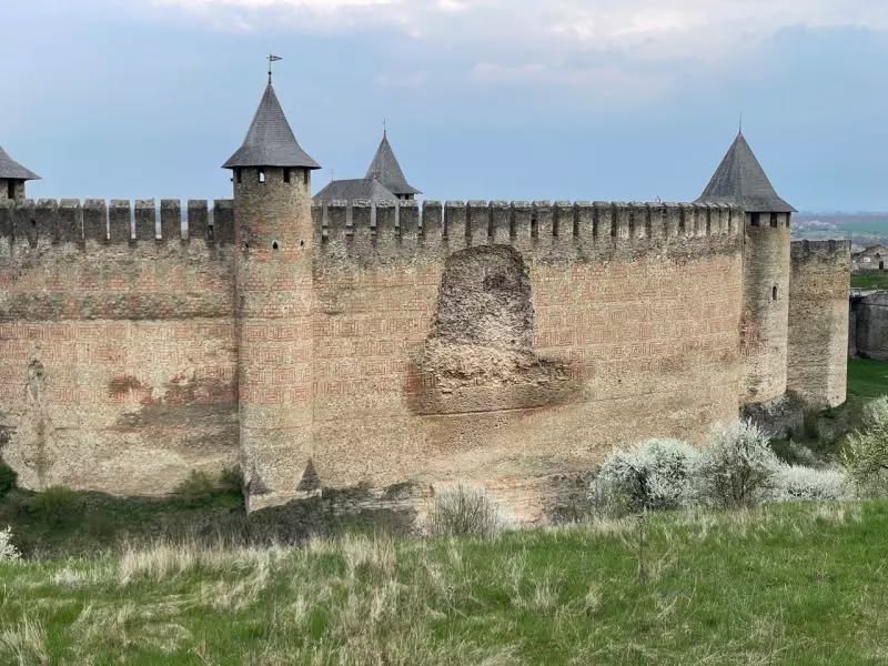 Zidul Cetății Hotin, simbol al Moldovei lui Ștefan, s-a prăbușit în Ucraina