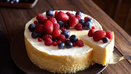Video: Cheesecake cu căpșuni, deliciul perfect pentru mesele în familie
