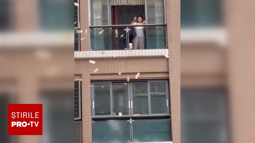 Gest șocant: A aruncat 160.000 de dolari de la balcon, după cearta cu soțul. VIDEO