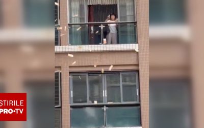Gest șocant: A aruncat 160.000 de dolari de la balcon, după cearta cu soțul. VIDEO