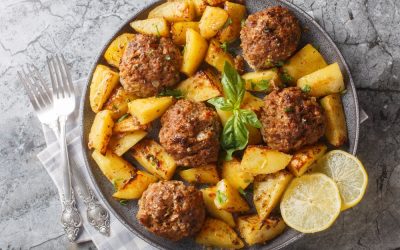 Grecia pe tavă: Chiftele ca la bunica, gătite la cuptor! Rețeta-secret care face furori