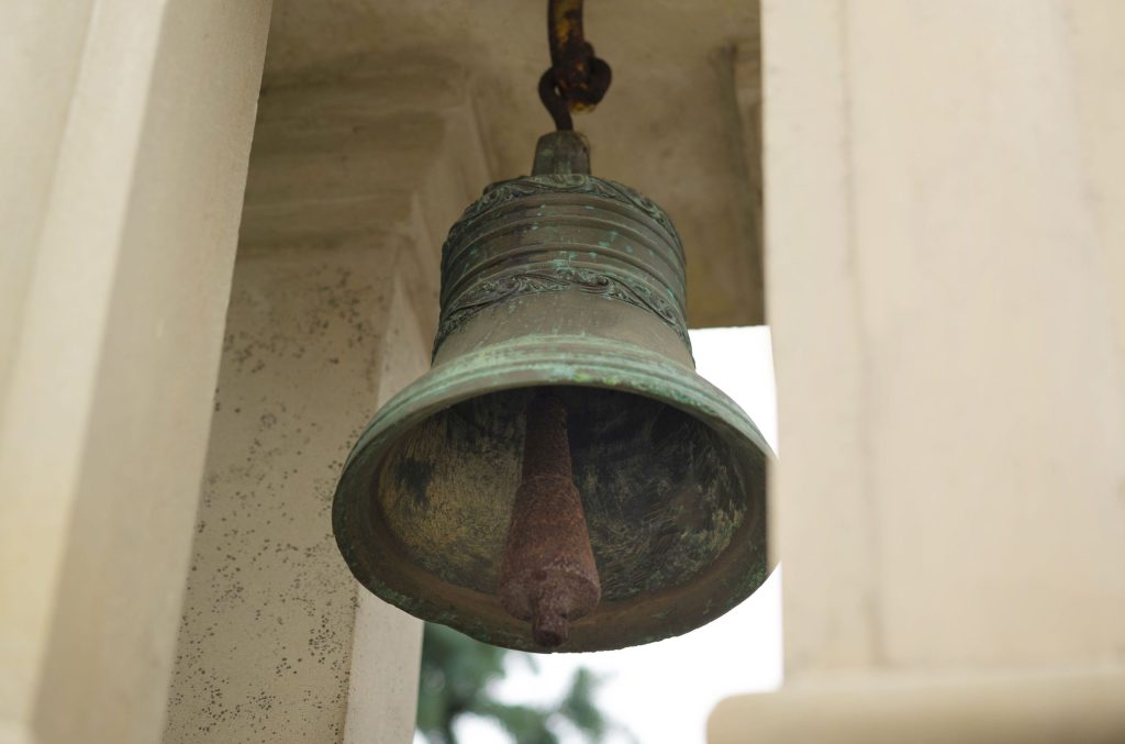 Bacău: Clopotar, grav rănit de clopotul căzut în cap la slujba de Înviere