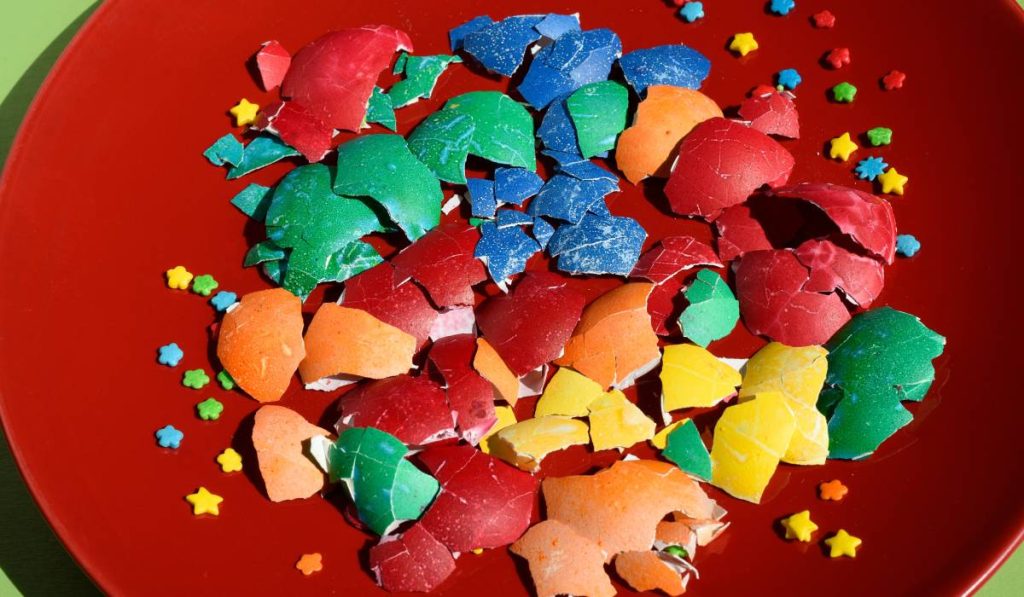 Nu arunca cojile de ouă de Paște! Secretele „ceaiului” miraculos pentru grădină