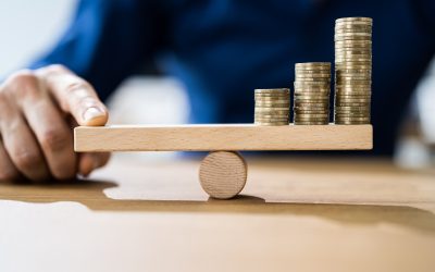 Inflația roade economia: Firmele înghit pierderi, românii reduc drastic consumul