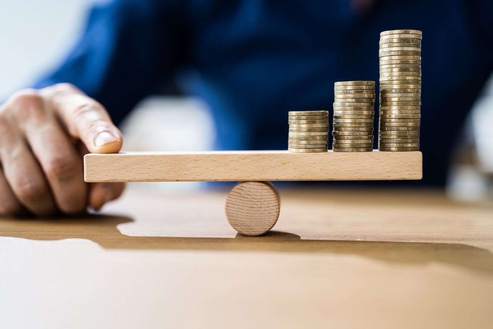 Inflația roade economia: Firmele înghit pierderi, românii reduc drastic consumul