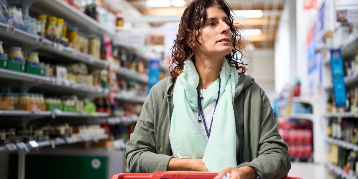 Criza lovește adânc: Românii strang cureaua și taie drastic de la educație