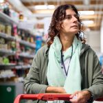 Criza lovește adânc: Românii strang cureaua și taie drastic de la educație