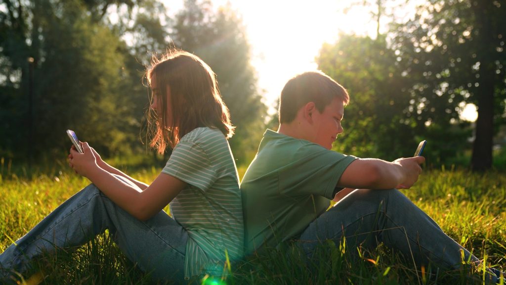 Autoritățile din România recomandă ca pentru copiii sub cinci ani timpul petrecut în fața ecranelor să nu depășească o oră pe zi, iar pentru cei sub doi ani, utilizarea ar trebui eliminată aproape complet, cu excepția interacțiunii cu un adult