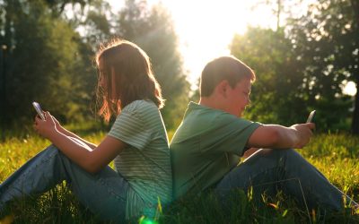 Autoritățile din România recomandă ca pentru copiii sub cinci ani timpul petrecut în fața ecranelor să nu depășească o oră pe zi, iar pentru cei sub doi ani, utilizarea ar trebui eliminată aproape complet, cu excepția interacțiunii cu un adult