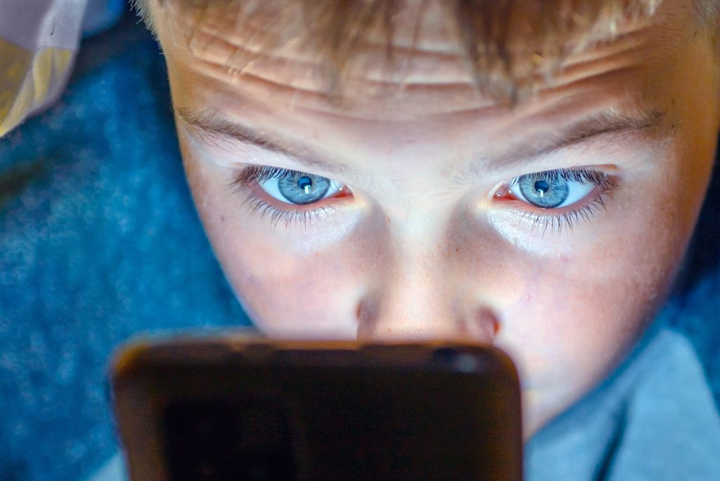 Noul divorț digital: Copiii, experți în AI, părinții, străini de tehnologie