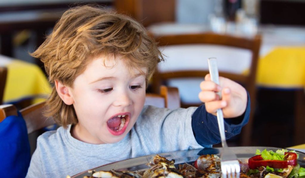 De ce refuză copiii mâncarea: Nu e moft, ci reacția corpului