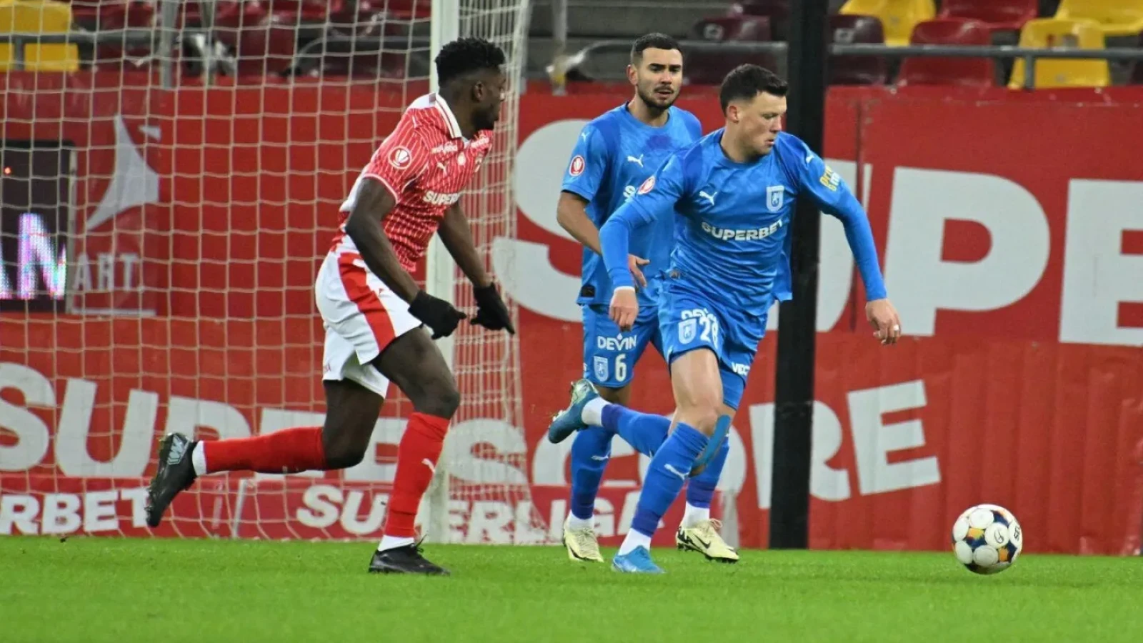Dinamo învinge Universitatea Cluj: Victorie muncită în play-off