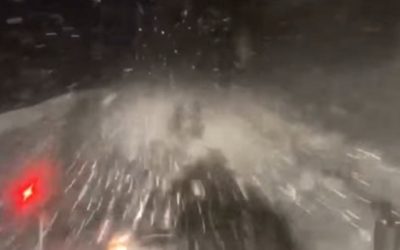 Zona montană a județului Vâlcea se confruntă cu ninsori abundente, ceea ce a determinat intervenția imediată a utilajelor de deszăpezire pe drumurile afectate