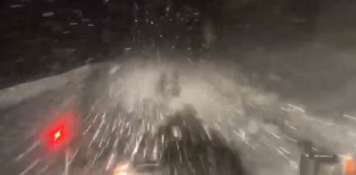 DN7A, blocat de zăpadă în Vâlcea: utilajele intră pe șoselele montane