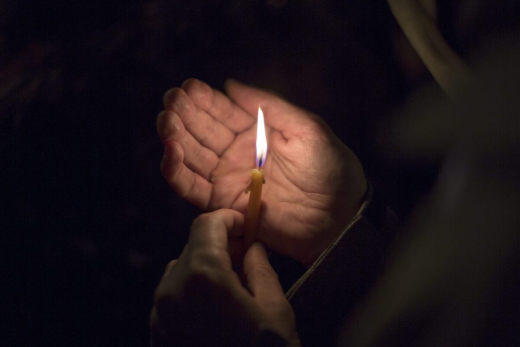 Cât timp mai spunem „Hristos a Înviat”? Semnificația urărilor pascale