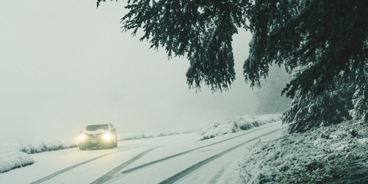 Ninsoarea face prăpăd pe DN18: blocaj rutier spre Suceava