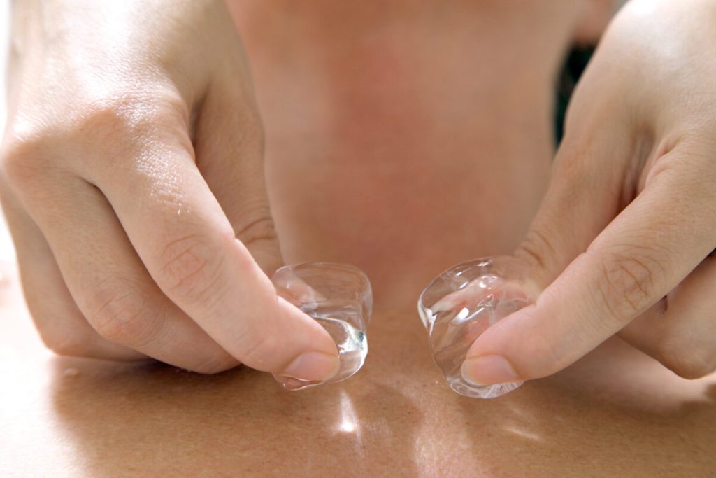 Gheața pe ceafă: Trucul simplu care domolește anxietatea. Explicația științifică