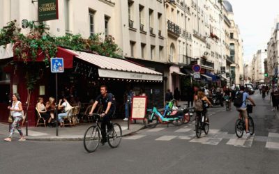 Parisul a devenit un oraș al bicicletelor, nu al mașinilor Capitala Franței a trecut printr-o transformare majoră sub conducerea primarului Anne HIDALGO, care timp de 12 ani a implementat politici axate pe reducerea traficului rutier și promovarea mobilității alternative