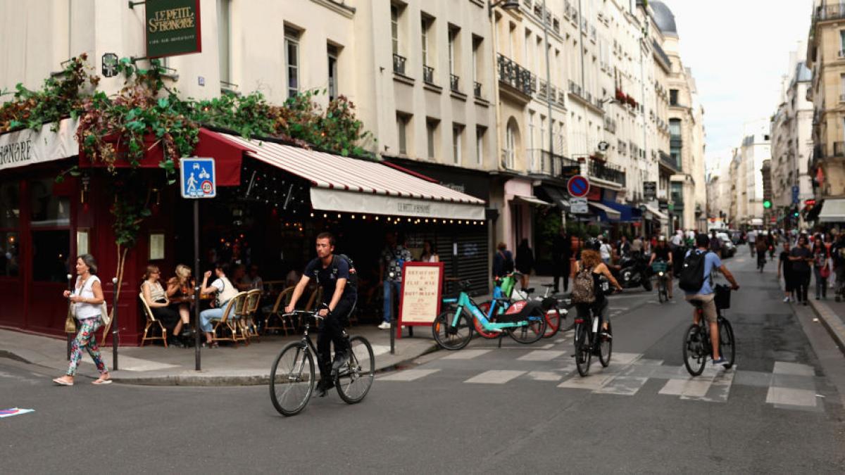 Parisul a devenit un oraș al bicicletelor, nu al mașinilor Capitala Franței a trecut printr-o transformare majoră sub conducerea primarului Anne HIDALGO, care timp de 12 ani a implementat politici axate pe reducerea traficului rutier și promovarea mobilității alternative