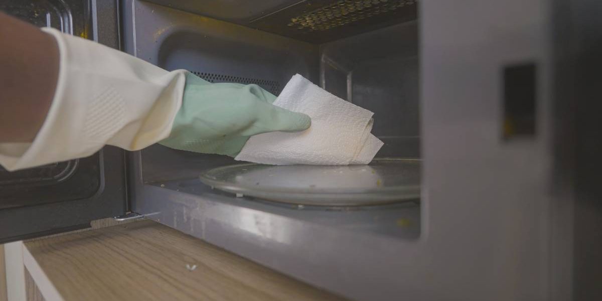 Curățenie-fulger: Scapă de mizeria din cuptorul cu microunde. Metoda simplă!