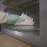 Curățenie-fulger: Scapă de mizeria din cuptorul cu microunde. Metoda simplă!